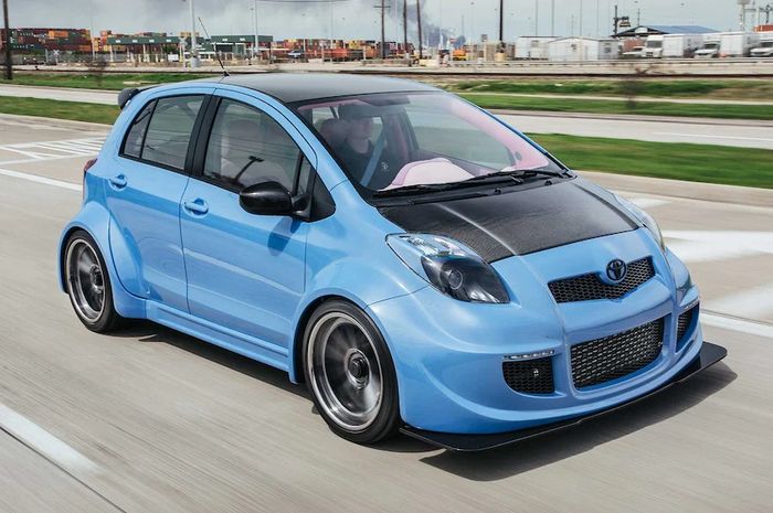 Modifikasi Toyota Yaris bakpao tampil eye catching padukan warna BMW dan karbon