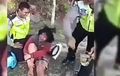 Viral, Video Cewek Mendadak Pingsan Saat Ditilang, Polisi Ketawa