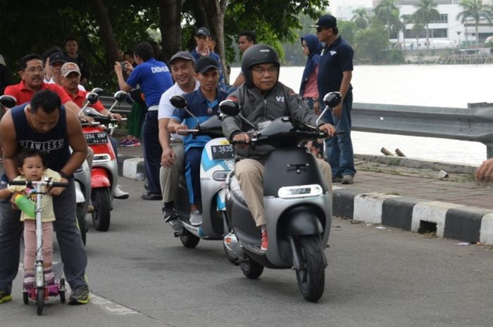 Walikota Jakarta Utara mengendarai motor listrik  Viar Q1