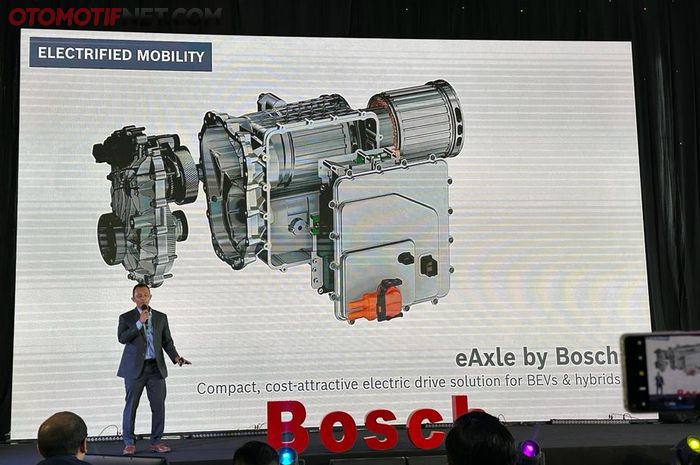 Bernard Simanjuntak saat mempresentasikan produk baru Bosch untuk kendaraan listrik