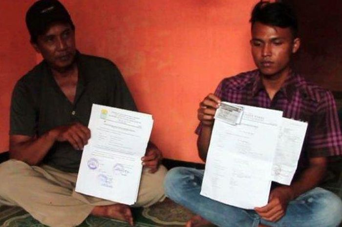 Bukari dan Topan menunjukkan berkas rumah sakit