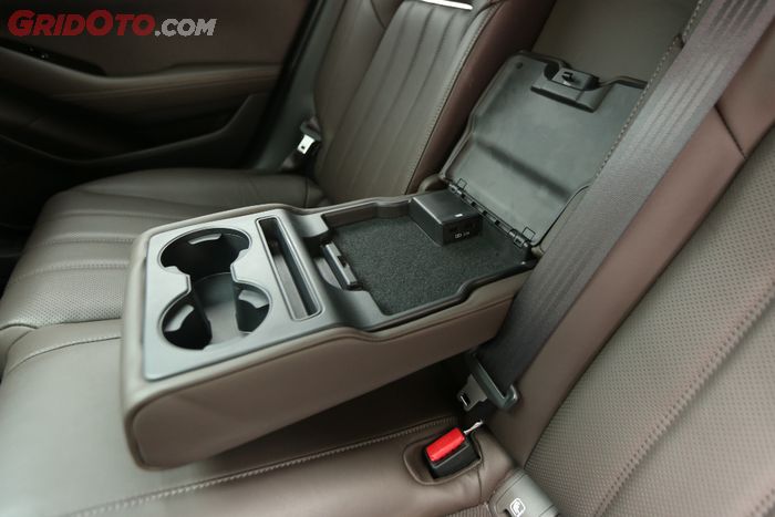 Mazda6 Elite Estate dapat kompartemen tambahan di armrest belakang