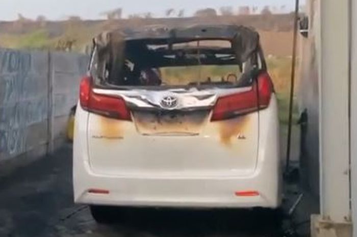 Toyota Alphard milik Via Vallen yang dibakar orang tak dikenal (30/6/2020)
