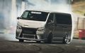 Beredar Video Toyota HiAce Drifting di Trek Aspal, Ternyata Spesifikasinya Enggak Main-main Tuh!