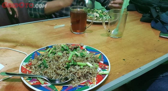 Nasi Mawut di Warung Kuncir Pak Tulis