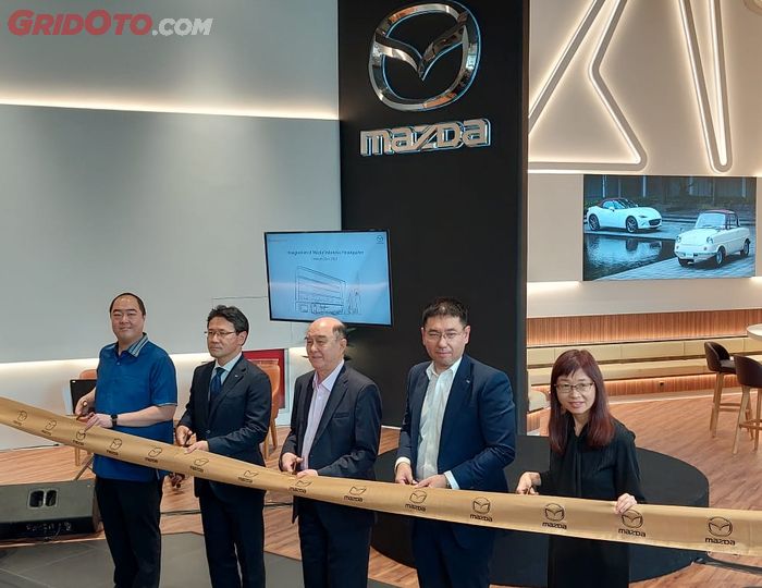 Simbolis peresmian Mazda Indonesia Headquarter.