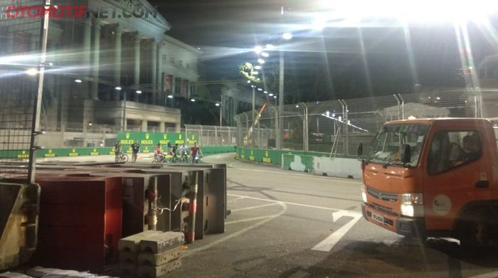Para pembalap F1 sedang mengelilingi sirkuit jalan raya di Singapura