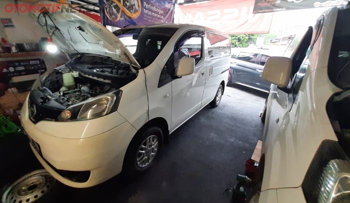 Ilustrasi servis rutin Nissan Evalia di bengkel Morgan Garage, Jakarta Selatan