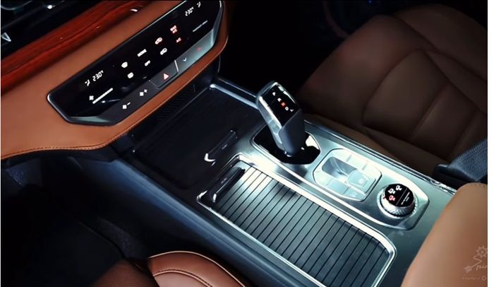 Konsol tengah MV3 Garuda Limousine