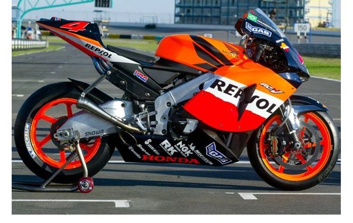 Honda RCV211V lansiran 2004 ini adalah motor besutan Andrea Dovizioso. Soal livery,  bisa temukan bedanya dengan tahun sebelumnya?