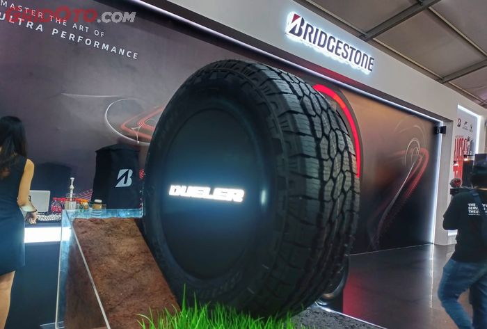 Ban Bridgestone Dueler A/T002, yang didesain untuk segmen on &amp; off road atau all-terrain