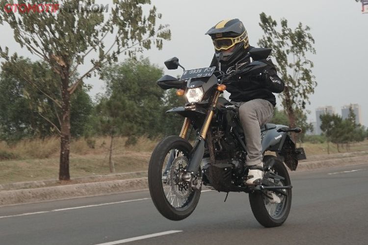 Kawasaki D Tracker 150 Menggoda Di Awal 2020 Tipe Se Dan Standar Mulai Rp 33 Jutaan Gridoto Com