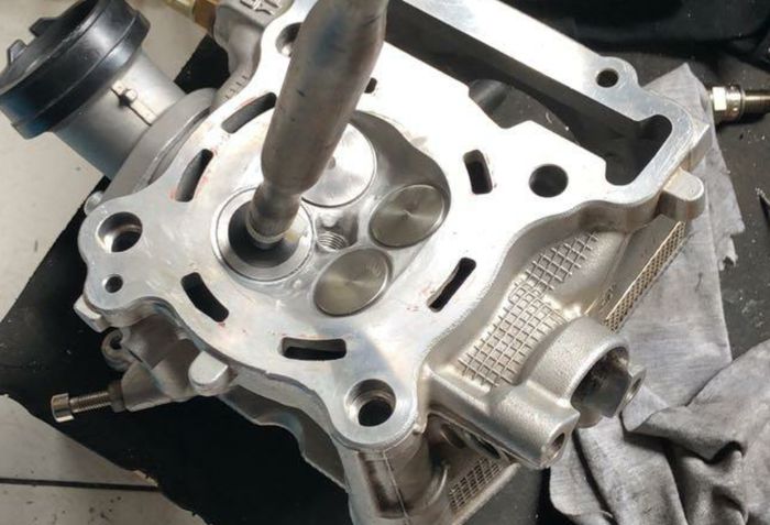  Durasi kem 257 derajat untuk in dan ex. Pakai klep Kawasaki ER-6n ukurannya 29 mm in dan 24 mm ex