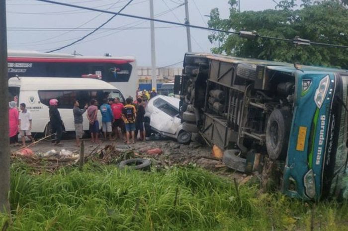 Ilustrasi bus oleng mengalami kecelakaan di jalan raya