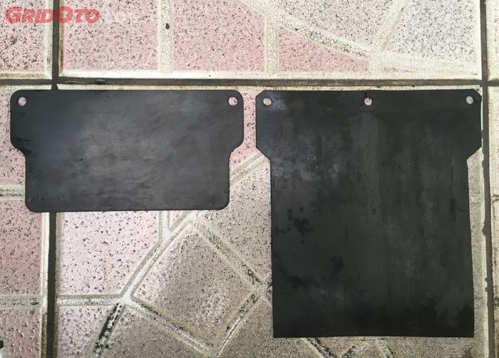 Mud flap bawaan NMAX (kiri) mud flap aftermarket (kanan)