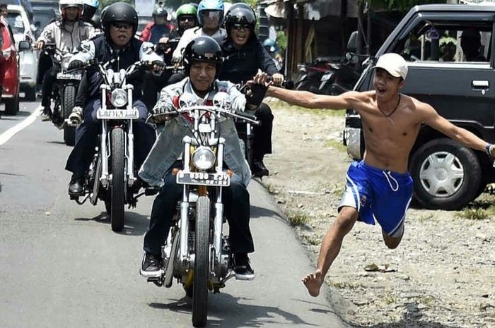 Pria bertelanjang dada terlihat ingin mengejar Jokowi