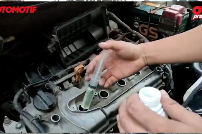 Proses gurah mesin dengan menyuntik cairan carbon cleaner lewat lubang busi
