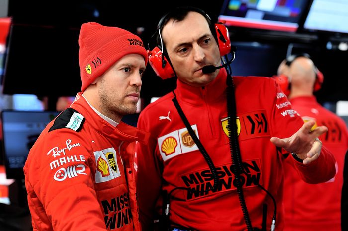 Sebastian Vettel ngobrol bareng kru tim Ferrari pada hari terakhir tes pramusim F1 2020 di Barcelona, Jumat (21/2)