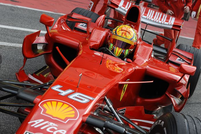 Valentino Rossi sudah beberapa kali mengendarai mobil F1 bersama tim Ferrari, seperti pada tahun 2008 lalu