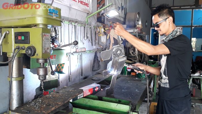 Proses perakitan engsel pintu gunting di Linet Lambodoor