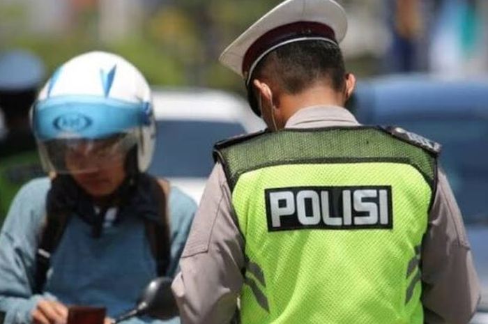 Ilustrasi polisi melakukan tilang di tempat