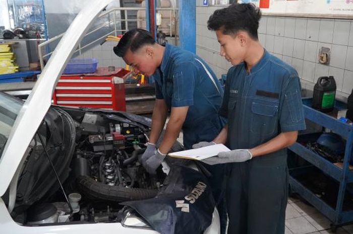 Pemeriksaan kendaraan di bengkel resmi Suzuki.