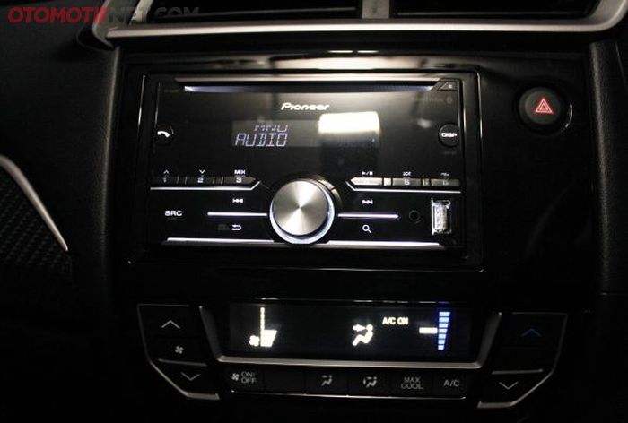 Ilustrasi head unit Pioneer Brio Satya