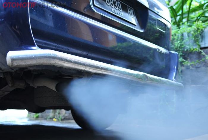 Ilustrasi mobil diesel konvensional terdengar kasar dan knalpotnya keluar asap putih.