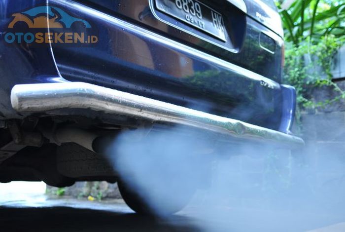 Ilustrasi mobil diesel konvensional terdengar kasar dan knalpotnya keluar asap putih.