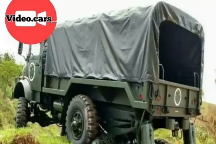 Truk bersuspensi independen dengan jarak main panjang, mirip kaki gurita