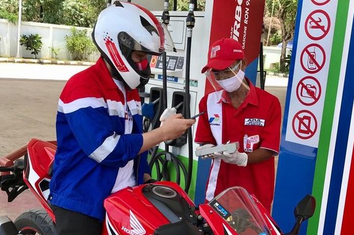 Penggunaan HP di SPBU yang dilarang.