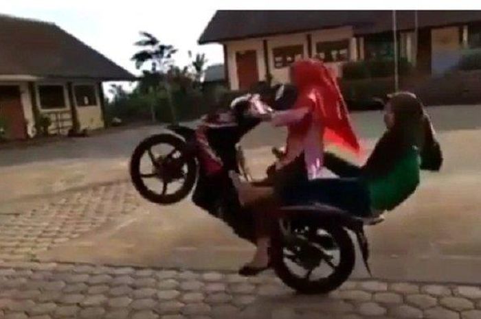 Ilustrasi Video viral remaja wanita gagal wheelie