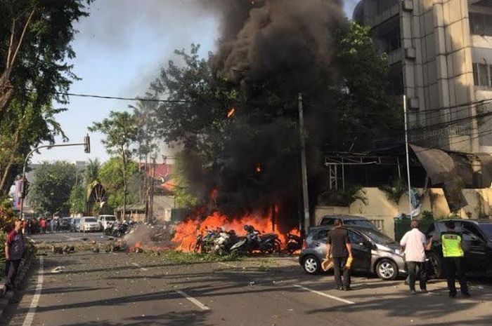 Kobaran api diduga dari bom bunuh diri di depan GKI Jl Diponegoro, Kota Surabaya, Minggu (13/5/2018).    