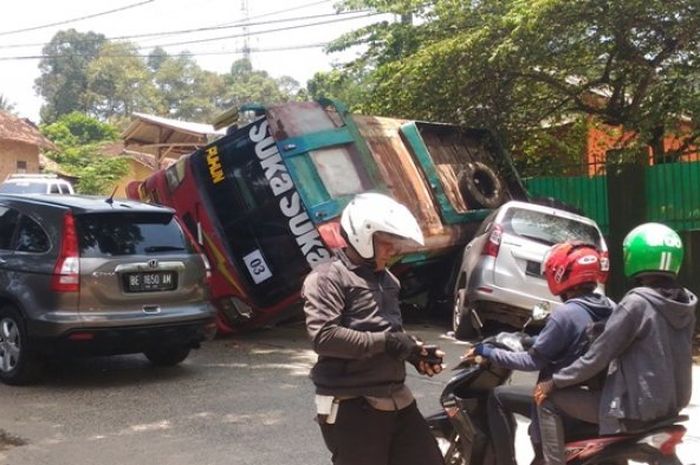 Bus terguling di Lampung