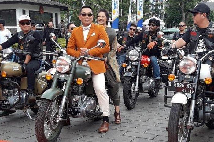 Ridwan Kamil menunggangi kuda besinya yang bermerek Royal Enfield menuju panggung Festival Film Band