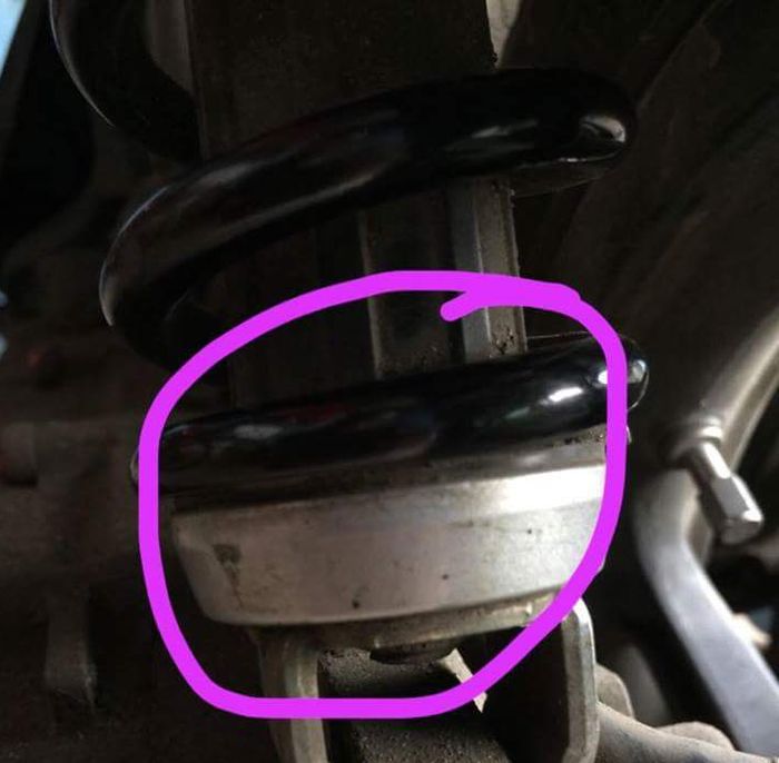 Sokbreker All New PCX 150 tidak dilengkapi dudukan mirip mangkok di bawahnya