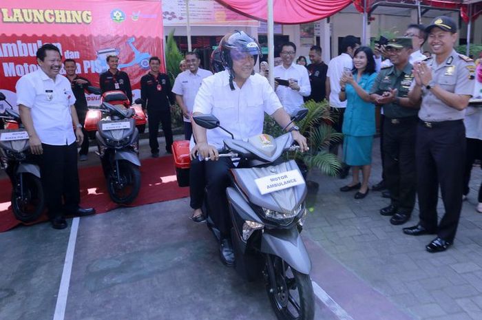 Wali Kota Semarang Hendrar Prihadi berboncengan dengan seorang dokter meresmikan layanan kesehatan Ambulance Hebat Sepeda Motor.(Dok Humas Pemkot Semarang)