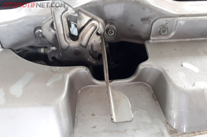 pengunci kap mesin mobil bikin kesal
