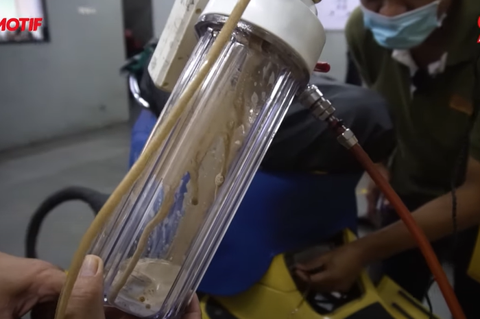 Proses gurah mesin Vespa modern di bengkel Sinergi Vespa Ciledugm Tangerang