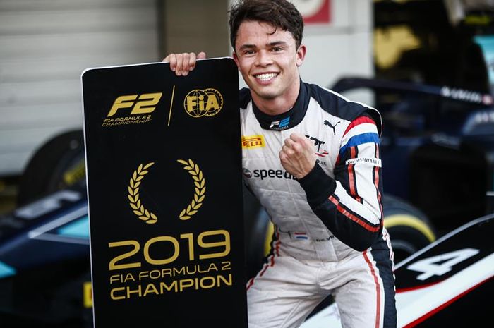 Nyck de Vries, pembalap Belanda yang berdarah Indonesia ini tampil sebagai juara F2 2019
