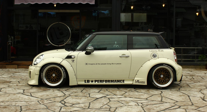 Tampilan samping MINI Cooper hasil garapan Liberty Walk