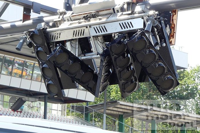 Lampu start di sirkuit Hockenheim yang akan dipakai untuk balap F1 Jerman, rusak ditabrak bus