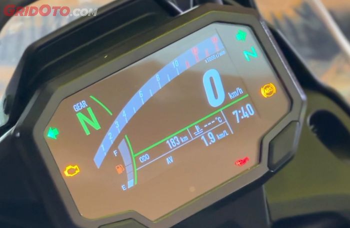 Layar TFT full color pada Kawasaki KLE500 SE