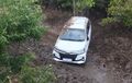 Toyota Avanza Umur Dua Hari Belepotan Lumpur, Lolos Kubangan Modal PTO