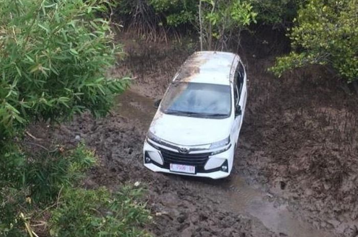 Toyota New Avanza masih pakai pelat nomor putih kecemplung kubangan lumpur