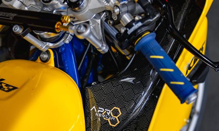 Kawasaki Ninja RR padukan repaint kuning dan karbon kevlar