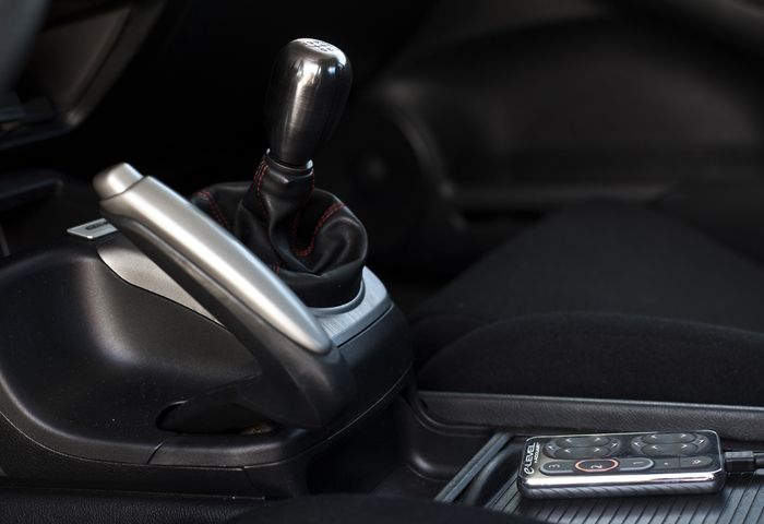 Shift knob dari Skunk2 pada interior Honda Civic FD1