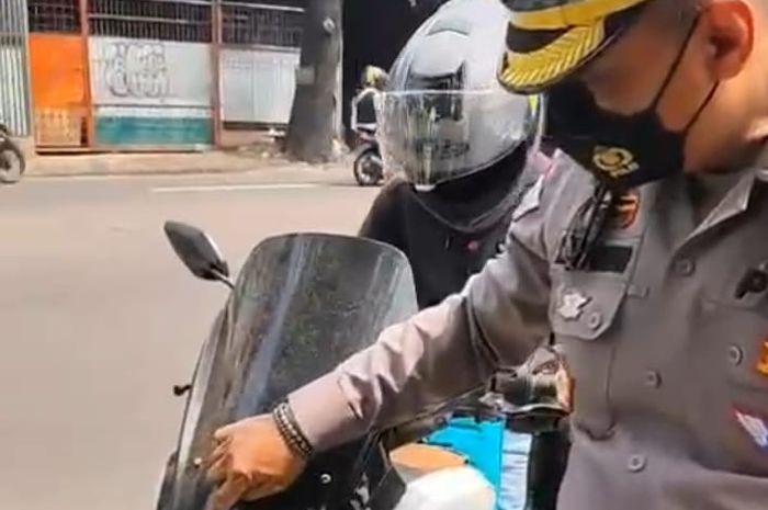 Pelat nomor ditempel lakban putih untuk hindari tilang elektronik