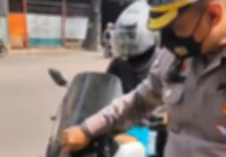 Kepergok Tempel Pelat Nomor Pakai Lakban, Yamaha N-Max Gemetaran Dihentikan Polisi