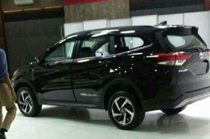 Toyota Rush Terbaru tampak samping